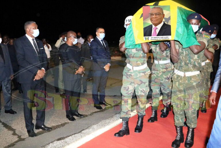 Urna com corpo do ex-Presidente Evaristo Carvalho já está em São Tomé e funeral é sábado as 16h no S.João