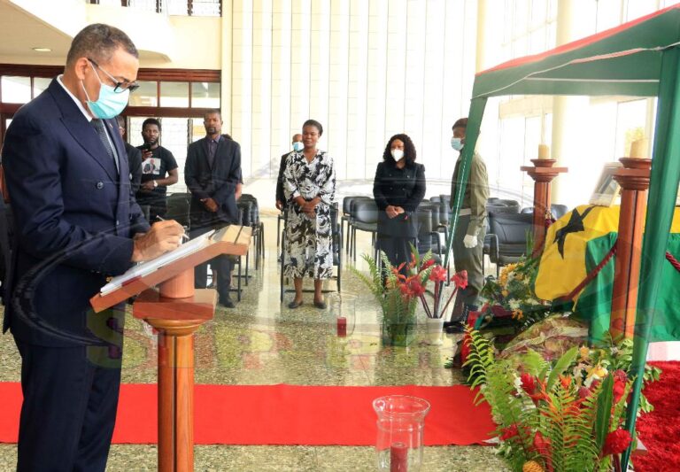 Presidente da República presidiu abertura do livro de condolências em honra do ex-Presidente Evaristo Carvalho