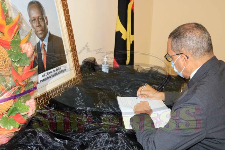 Personalidades do Estado são-tomense assinam livro de condolências em homenagem a José Eduardo