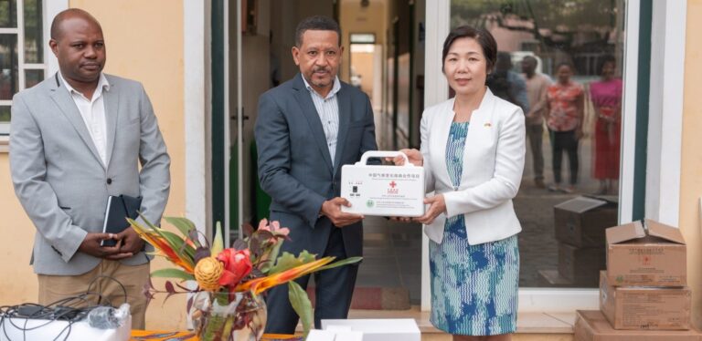 China doa 3100 unidades de sistema solar doméstico a São Tomé e Príncipe