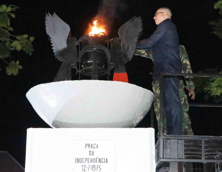 Presidente da República acende “Chama” do 50º aniversário da independência nacional