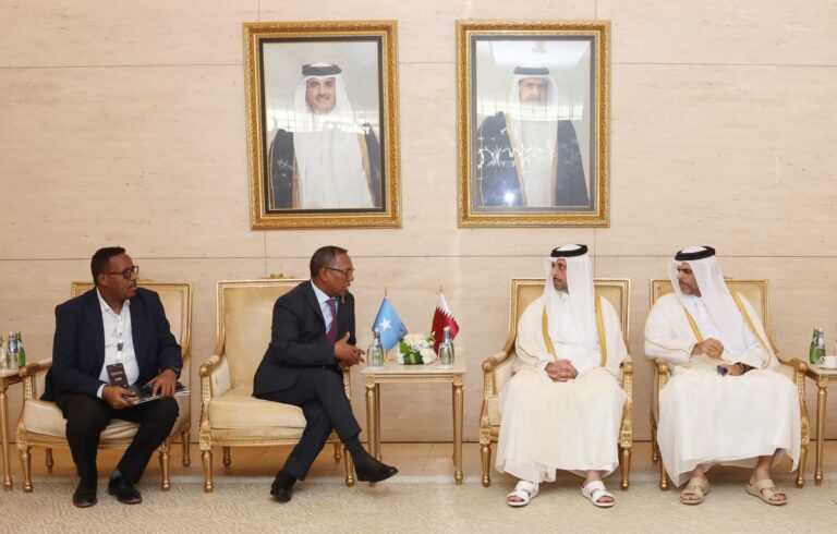Wasiirka Hawlaha Guud oo la kulmay ku simaha madaxa Sanduuqa Horumarinta Qatar – Wakaaladda Wararka Qaranka Soomaaliyeed