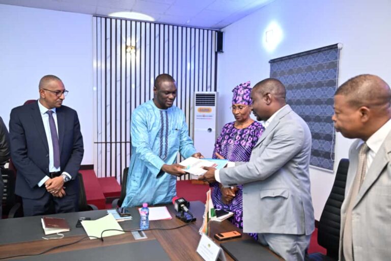 Niamey : Le document de Politique Nationale de Développement du Numérique 2026-2035 officiellement remis au Ministre de la communication