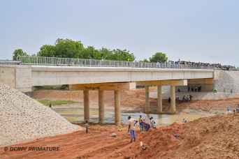 le Premier ministre ouvre à la circulation le nouveau pont de Hèrèdougou95
