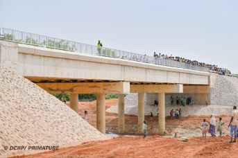 le Premier ministre ouvre à la circulation le nouveau pont de Hèrèdougou137
