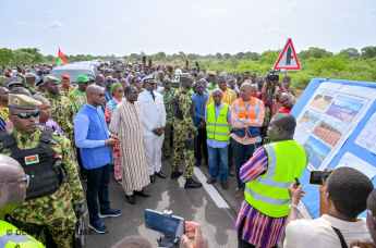 le Premier ministre ouvre à la circulation le nouveau pont de Hèrèdougou530c