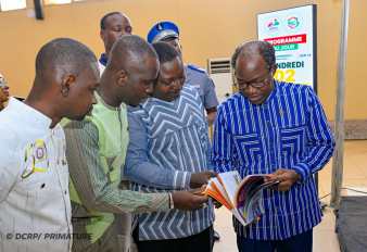 le Grand Chancelier des Ordres burkinabè découvre le stand de la Primature 5e49